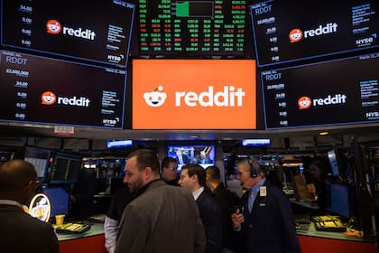 El logo de Reddit aparece en la sala de operaciones de la Bolsa de Valores de Nueva York, antes de su su oferta pública inicial, el jueves 21 de marzo de 2024. (AP Foto/Yuki Iwamura)