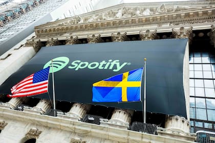 El logo de Spotify y la bandera sueca en la entrada a la Bolsa de Nueva York el martes, cuando Spotify debutó en el Nasdaq