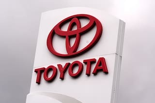 Toyota retira 655.000 Camry por error en pantalla que puede desactivar indicadores