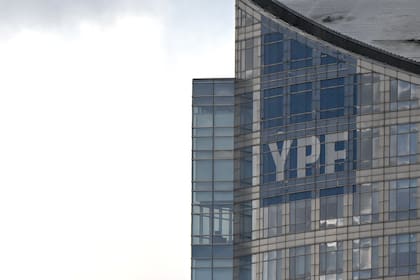 El logo de YPF en el edificio