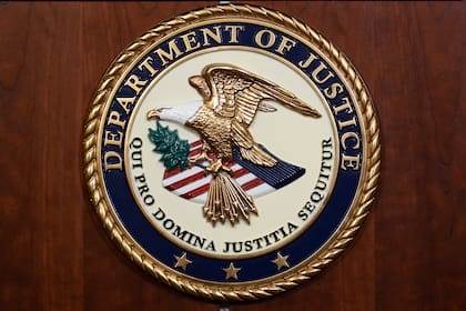 El logo del Departamento de Justicia en el podio antes de la conferencia de prensa del fiscal especial Jack Smith sobre la acusación formal al expresidente Donald Trump, el martes 1 de agosto de 2023, en el Departamento de Justicia en Washington. (AP Foto/J. Scott Applewhite)