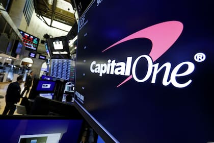 El logotipo de Capital One Financial aparece encima de una publicación comercial en el piso de la Bolsa de Nueva York, el martes 30 de julio de 2019