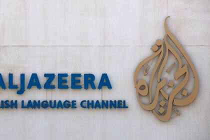 El logotipo de la emisora ​​de noticias árabe Al Jazeera se ve en su sede en Doha, Qatar. Israel aprueba ley 'Al Jazeera' para permitir el cierre de canales extranjeros.
