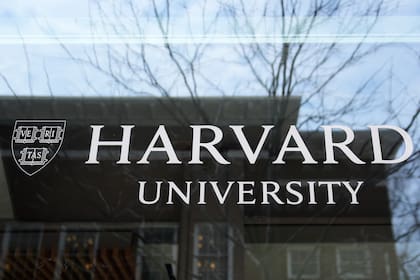 El logotipo de la Universidad de Harvard en un edificio de la institución