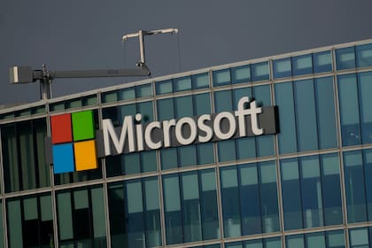 El logotipo de Microsoft en su sede en Issy-les-Moulineaux, en las afueras de París