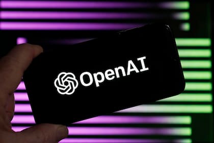 El logotipo de OpenAI, fabricante de ChatGPT, aparece en un teléfono móvil, el 31 de enero de 2023, en Nueva York. (AP Foto/Richard Drew, Archivo)