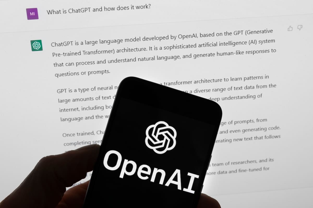 El logotipo de OpenAI se ve en un teléfono móvil