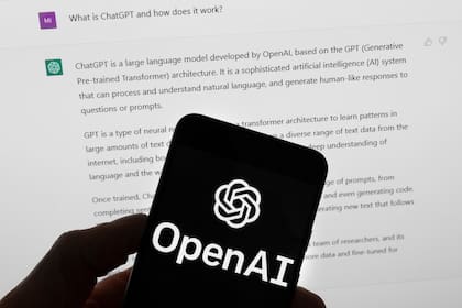 El logotipo de OpenAI se ve en un teléfono móvil