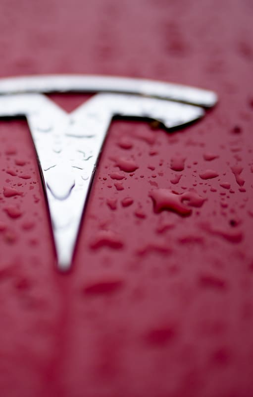 El logotipo de Tesla aplicado en uno de sus vehículos eléctricos