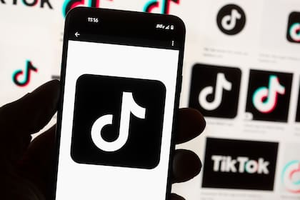El logotipo de TikTok en la pantalla de un teléfono frente a una computadora, el 14 de octubre de 2022, en Boston