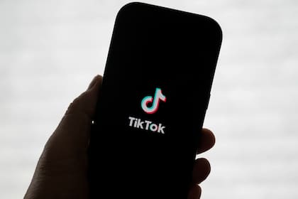 El logotipo de TikTok en un teléfono en San Francisco, el viernes 17 de enero de 2025. (AP Foto/Jeff Chiu)