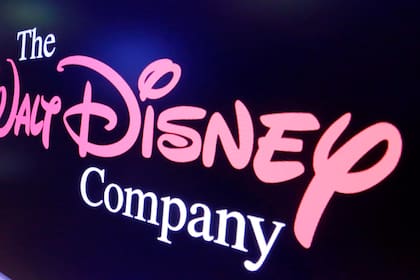 El logotipo de Walt Disney Co. en una pantalla sobre la Bolsa de Valores de Nueva York el 7 de agosto de 2017. (AP Foto/Richard Drew, Archivo)