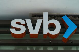 El logotipo del Silicon Valley Bank puede apreciarse en una sucursal abierta, el lunes 13 de marzo de 2023, en Pasadena, California. (AP Foto/Damian Dovarganes)