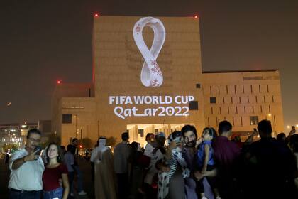 El logotipo oficial del torneo para la Copa Mundial de Qatar 2022 se ve en un edificio en Souq Waqif en Doha, Qatar.