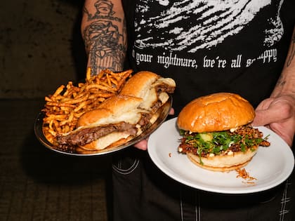 El lomito se sirve en pan de papa con próvola ahumada y mayonesa casera; entre las incorporaciones más recientes aparece el sándwich de pato confitado