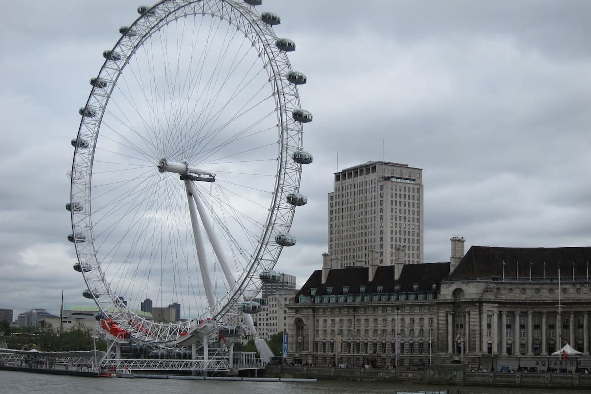 El London Eye de Londres es la rueda más alta de Europa y la atracción turística más popular del Reino Unido con más de 3,75 millones de visitantes al año
