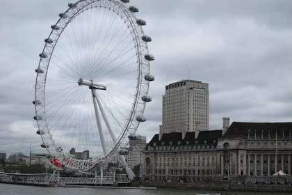 El London Eye de Londres es la rueda más alta de Europa y la atracción turística más popular del Reino Unido con más de 3,75 millones de visitantes al año
