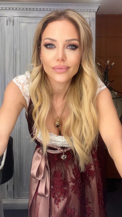 El look "alemán" de Evangelina Anderson para Los 8 escalones de los tres millones (eltrece)