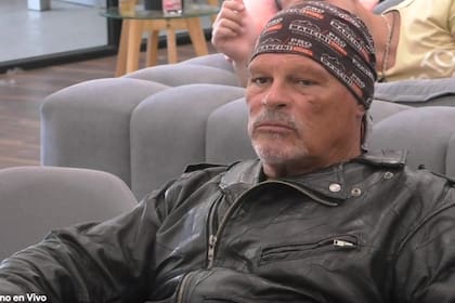 El look de Alfa (Captura Pluto TV)