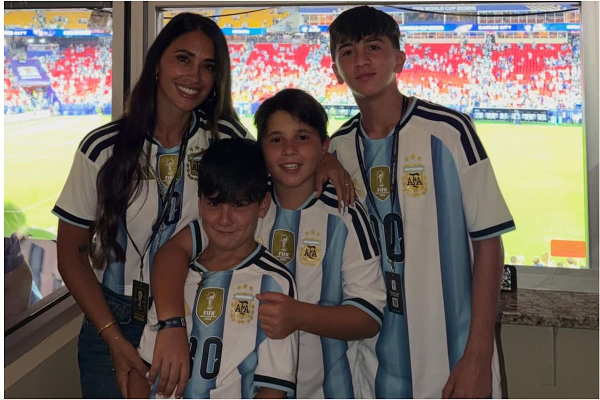 El look de Anto Roccuzzo con sus hijos tras el triunfo de la selección argentina ante Argelia