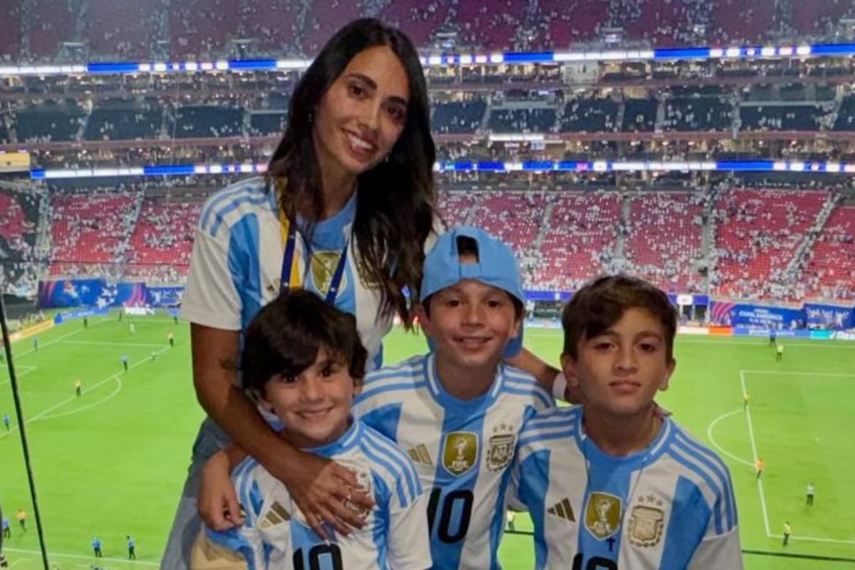 El look de Antonela Roccuzzo para el debut de la Argentina en el Mundial 2026 (Foto: Instagram @antonelaroccuzzo)