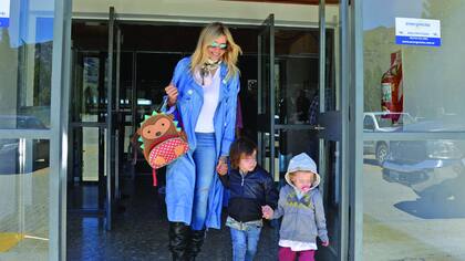El look de Guillermina para volar: ripped jeans, botas negras, trench de Perramus, pañuelo y cartera Céline. Salió del aeropuerto de Esquel con su hijo Lorenzo y su sobrina Mora de la mano. Desde allí partieron hacia Trafipán, la estancia que Marcelo Compró en 1999 y puso a la venta el año pasado.