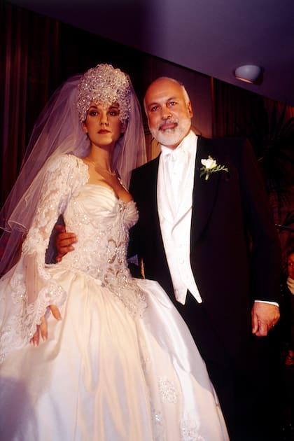 El look de la novia se completaba con un excesivo tocado hecho con más de dos mil cristales Swarosvski que hacían que pesara más de dos kilos
