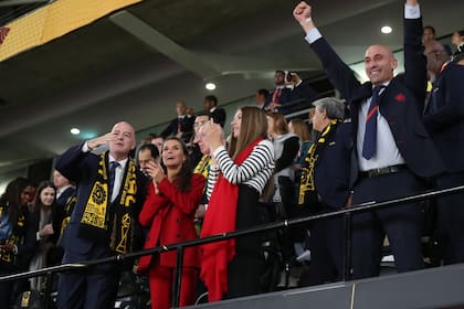 El look de la reina Letizia y la infanta Sofía durante la final del mundial