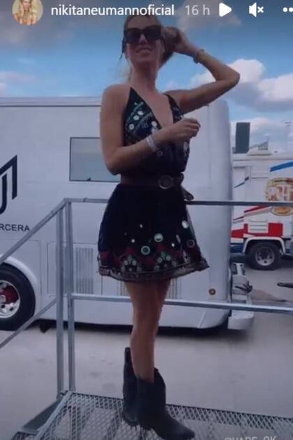El look de Nicole Neumann en el autódromo de Termas de Río Hondo, en Santiado del Estero, donde corre su pareja José Manuel Ucera