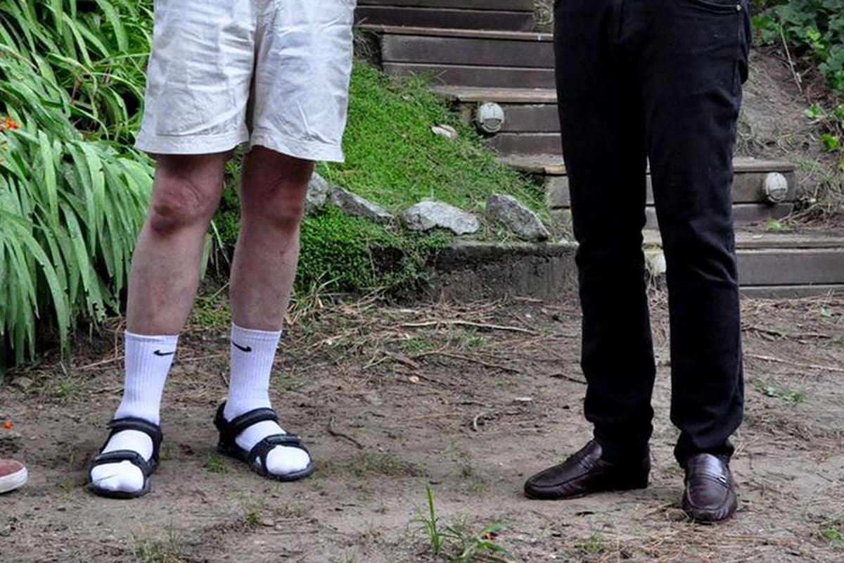 El look de sandalias con medias de Roberto Lavagna