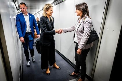 El "look de viaje" de la reina Máxima para aterrizar en Filipinas (Foto: Instagram @patrickvkatwijk)