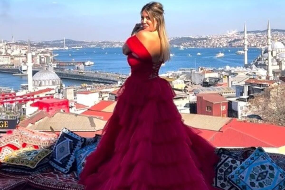 El look rojo de Wanda Nara para recibir su premio en Estambul