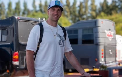 El look "simple" de Emiliano Martínez