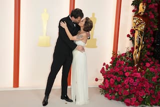 A los besos y con un look sensual Dolores Fonzi pasó por la alfombra roja