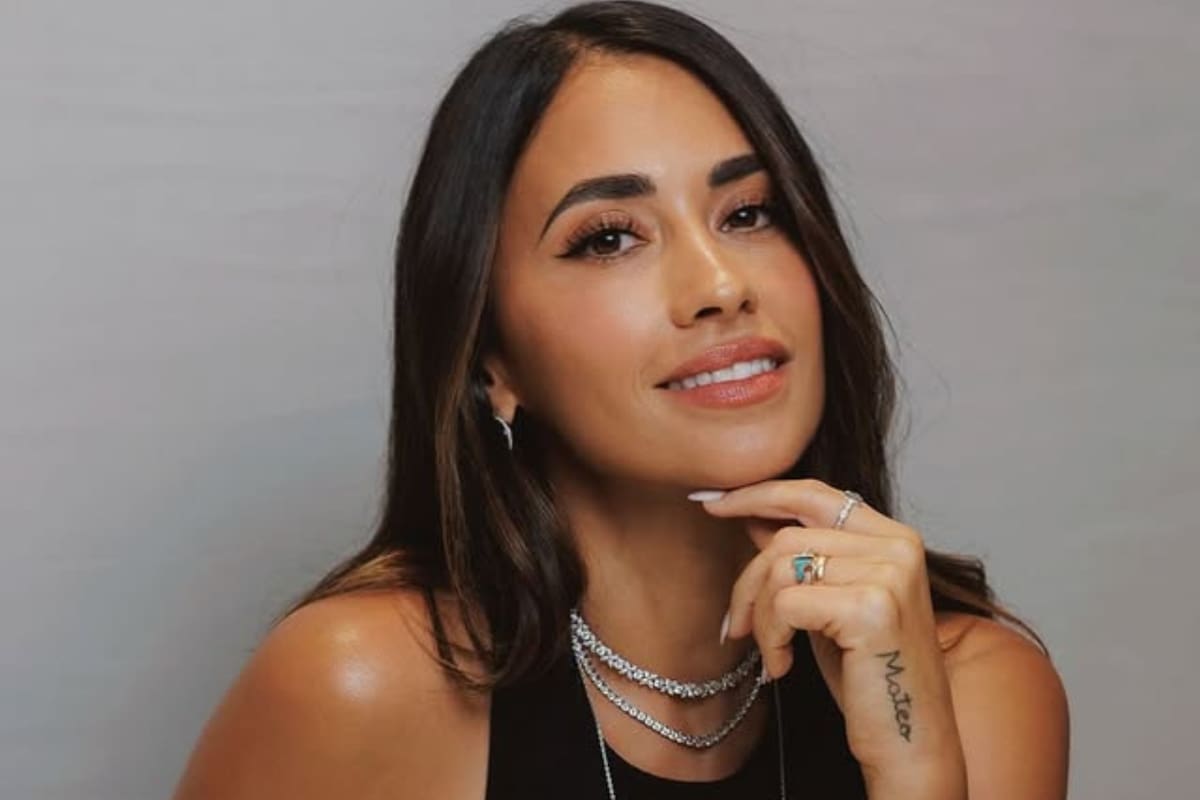 El look total black con el que Antonela Roccuzzo anticipó la Navidad