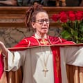 Quién es Sunniva Gylver, “la obispa hippie” que presidió el funeral del rey Harald de Noruega