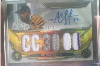 El lote incluía tarjetas firmadas por figuras del béisbol como CC Sabathia, Don Mattingly y Chuck Knoblauch