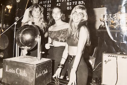 El Loto Club era un juego que se hacía todos los jueves, a las 12 de la noche. Los que participaban se podían ganar hasta un viaje a Europa. En la imagen, Inés Peralta Ramos (centro), que fue asistenta de Miguel, y las modelos Raquel Mancini (derecha) y Cecilia Aliprandi (izquierda) ofician de bolilleras.