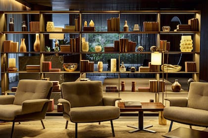 El lounge tiene muebles de la firma italiana Minotti, lámparas traídas de tiendas de antigüedades europeas por Ana y Gero Fasano y piezas únicas de diseñadores locales.