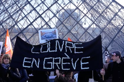 El Louvre abre parcialmente pese a la decisión de los trabajadores de mantener la huelga