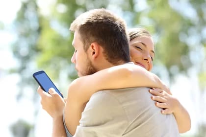 El love bombing se refiere al “comportamiento inconsistente y de manipulación que conlleva a la violencia física, emocional y psicológica”