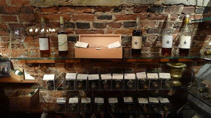 El lugar cuenta con una colección de costosos vinos añejos –Sauternes, Bordeaux y Vintage Port-, de vodka, cognac y whisky además de una selección de tés, todo digno de magníficas sobremesas