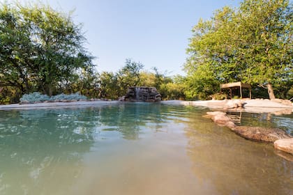 El lugar cuenta con una piscina natural que recibe las aguas del río Amboy