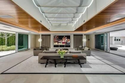 La casa cuenta con una sala de cine propia
