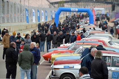 El lugar de largada del XIX Gran Premio Argentino Histórico, en la recta principal del autódromo semipermanente de Potrero de los Funes; casi un museo del automóvil a cierto abierto.
