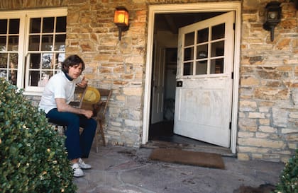 EL LUGAR DE LOS HECHOS. Polanski en la casa donde ocurrió la masacre, con los rastros de sangre aún en el suelo y en la puerta, durante una entrevista para la revista Life
