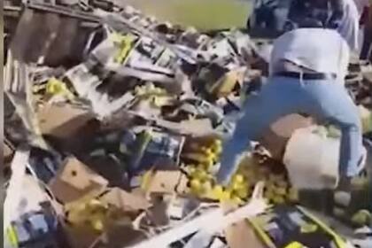 El lugar del accidente vial con el camión que transportaba limones se convirtió en un punto de saqueo