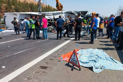 El lugar del accidente vial entre Gaziantep y Nizip en Turquía el 20 de agosto del 2022.   (IHA via AP)