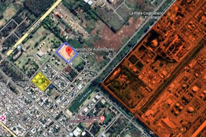 El lugar del incendio, en azul; en amarillo, la planta de gas y, en rojo, la destilería de YPF.