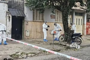 Murió tras chocar contra un árbol y descubrieron que tenía un disparo en la espalda